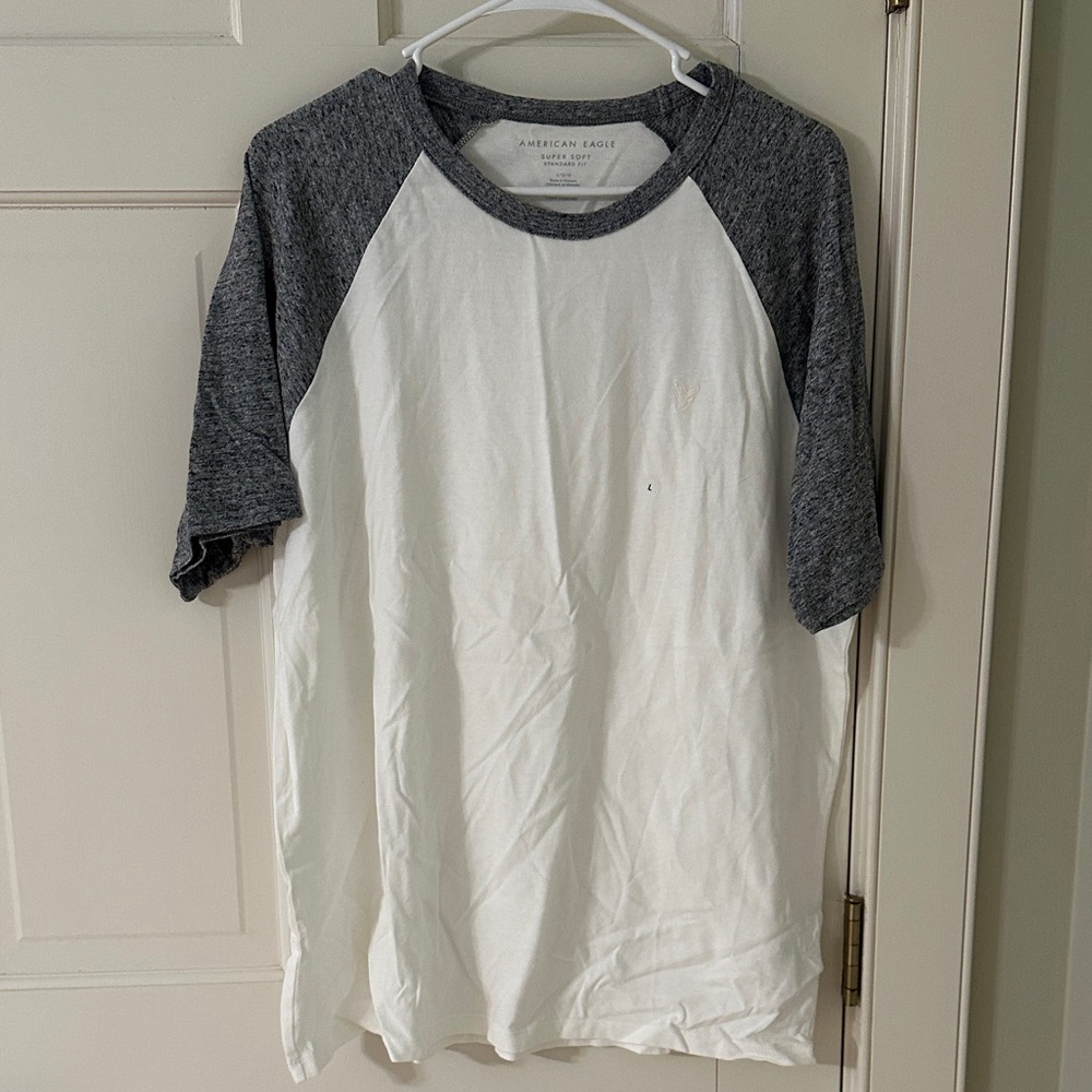 American Eagle Outfitters Gray and White Short Sleeve Tee